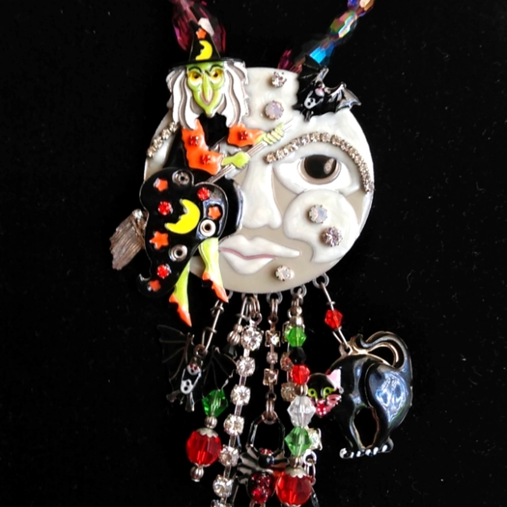 LATR2GO WITCH ON THE MOON PIN/ENHANCER - Picture 9 of 12